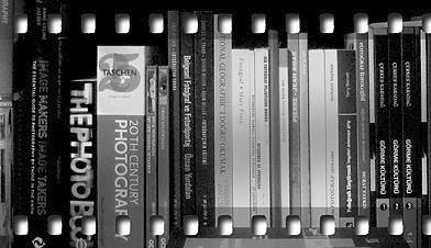 Film şeridi içinde fotoğraf kitapları sırtları