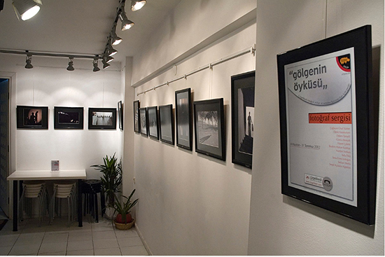 Cizgelikedi'nin galeri duvarinda Golgenin Oykusu fotograf Sergisi goruluyor